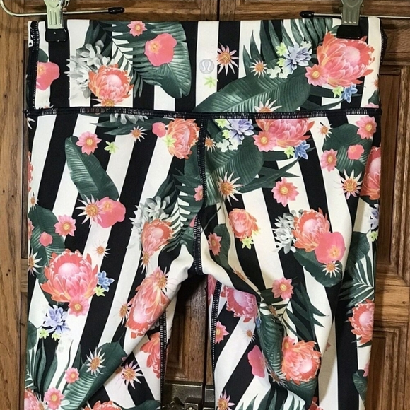 Lululemon Wunder Under Crop *Full-On Luxtreme Floral Palm Play- EUC - Picture 3 of 4